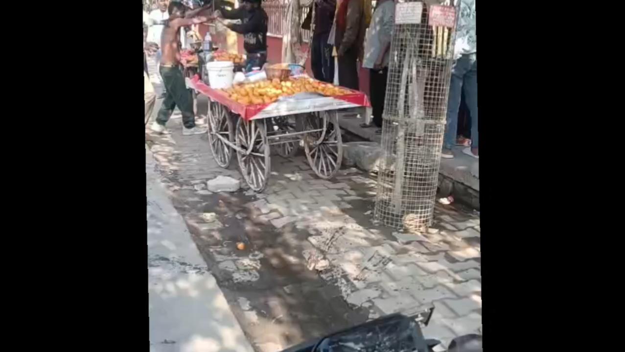 वृंदावन के परिक्रमा मार्ग में शराबियों का उत्पात, जमकर चले लाठी डंडे