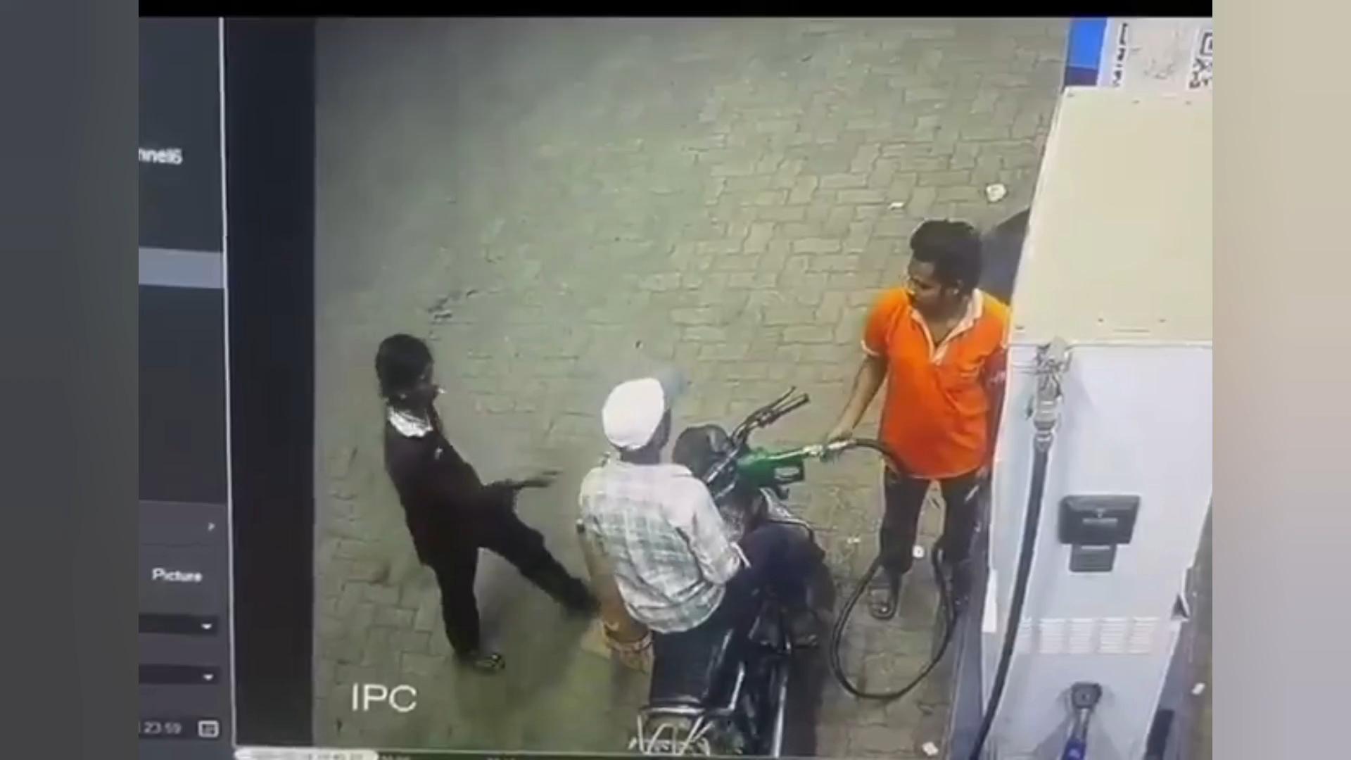 रायपुर पुलिस आयुक्त डॉ. संजीव शुक्ला ने पेट्रोल पंप कर्मचारियों को बहादुरी के लिए सम्मानित किया