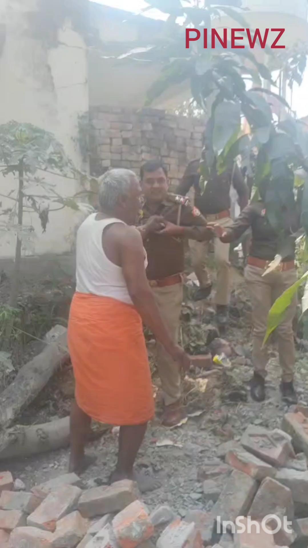 वृद्ध व्यक्ति और पुलिसकर्मियों में झड़प बुजुर्ग ने हाथ में ईंट लेकर प्रहार करने की कोशिश